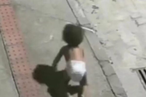 Motoboy resgata bebê engatinhando em Vila Velha
