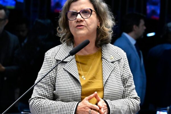 Lula nomeia Teresa Leitão líder do governo no Senado