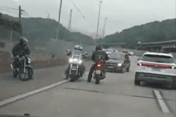 Motoristas invadem contramão na Rodovia dos Imigrantes em Cubatão