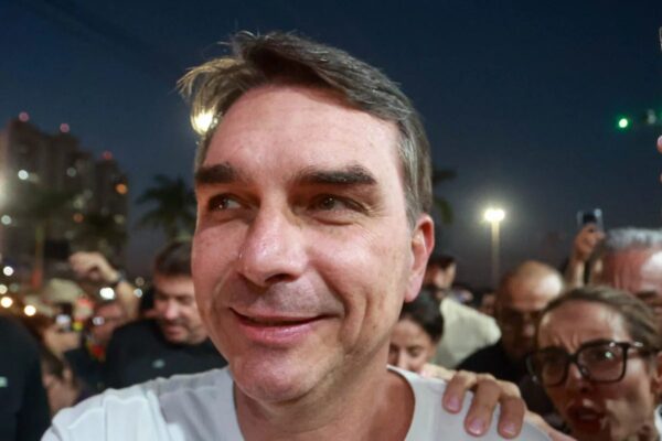 Flávio Bolsonaro associa gol de Gabriel Martinelli ao PL