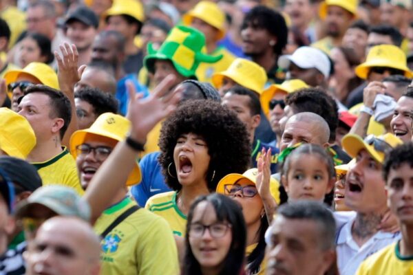 Público ocupa Vale do Anhangabaú para jogo da Seleção
