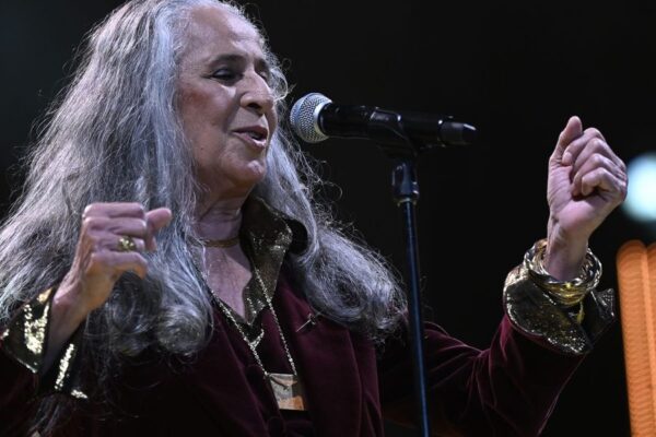 Maria Bethânia completa 80 anos de trajetória artística