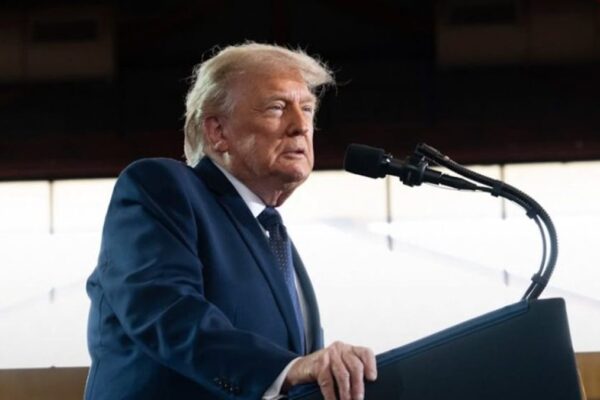 Donald Trump pressiona postos por gasolina mais barata