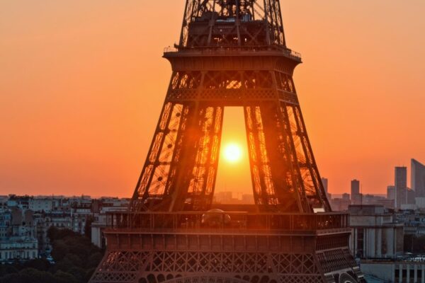 Prefeitura de Paris restringe álcool e fecha monumentos