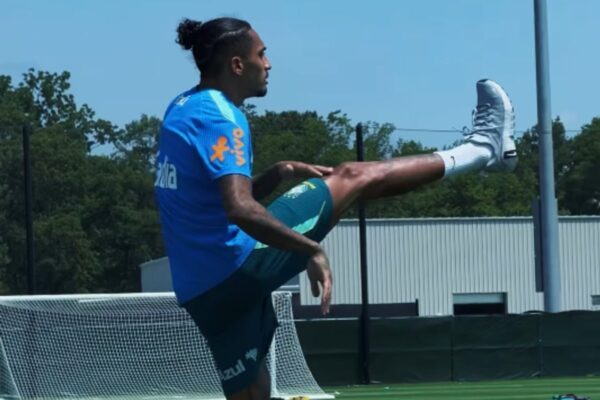 Raphinha treina no gramado com a Seleção Brasileira