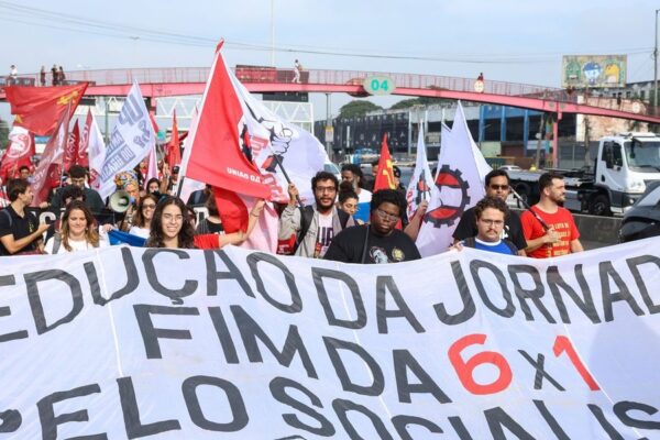 Manifestantes pressionam Davi Alcolumbre pelo fim da escala 6x1