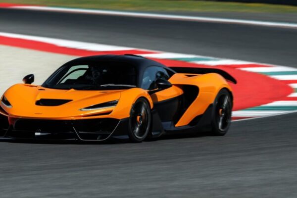 Imprensa internacional avalia desempenho do hipercarro McLaren W1