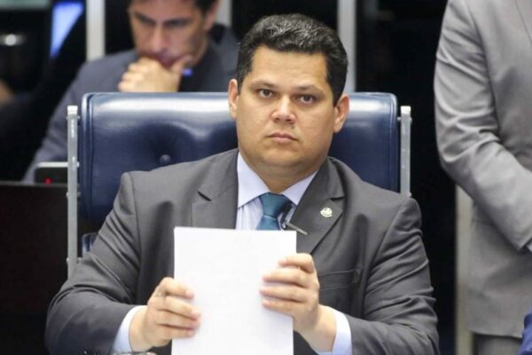Davi Alcolumbre defende Jaques Wagner após operação policial