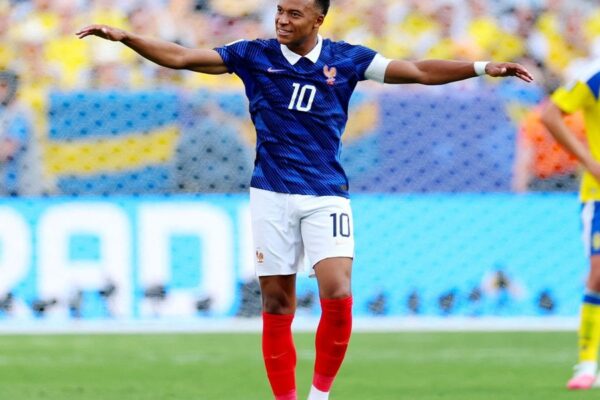 Mbappé marca dois gols e classifica França na Copa