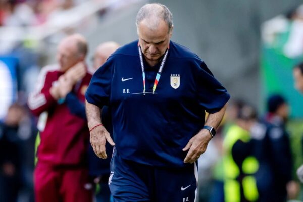 Marcelo Bielsa nega responsabilidade em lesão de Giorgian De Arrascaeta