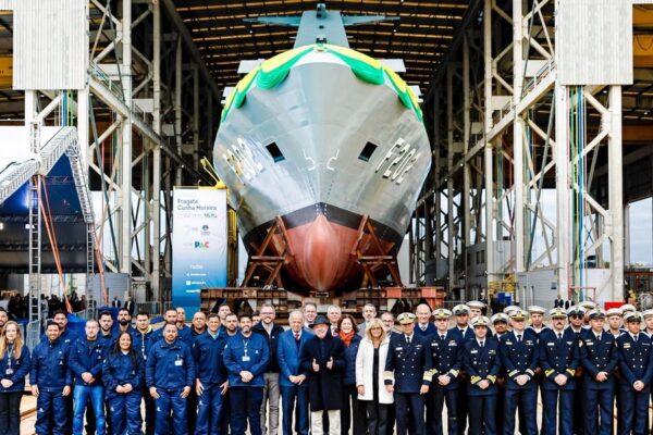 Marinha lança fragata Cunha Moreira em Itajaí