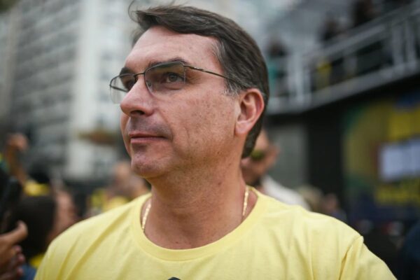 Flávio Bolsonaro busca eleitorado feminino em Brasília
