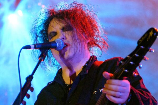 Robert Smith grava guitarra no novo álbum dos Rolling Stones