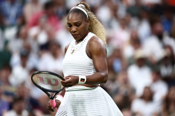 Serena Williams sofre lesão no joelho em Wimbledon