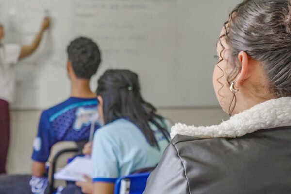 Estudantes recebem quarta parcela do programa Pé-de-Meia