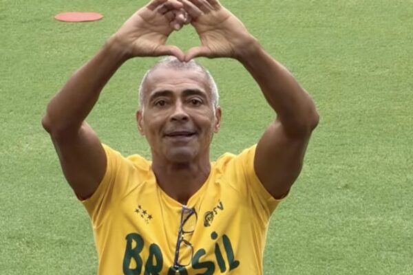 Glauber Braga solicita auditoria em vencimentos de Romário