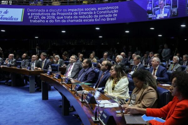 Senadores debatem fim da escala 6x1 no Brasil