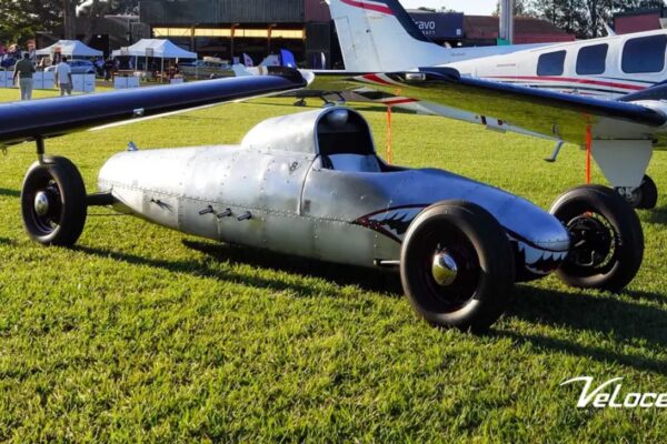 Veloce Motori coloca belly tank racer à venda