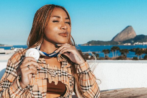 Alerj entrega Medalha Tiradentes para a rapper Ebony