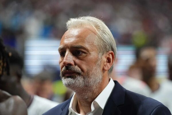 Sébastien Desabre recebe notícia de falecimento durante coletiva