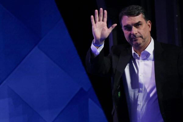 Flávio Bolsonaro lança plano Brasil Por Elas
