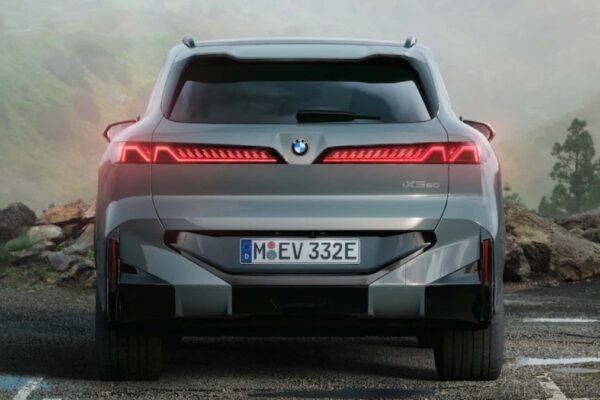 BMW remove tampa traseira bipartida do novo X5