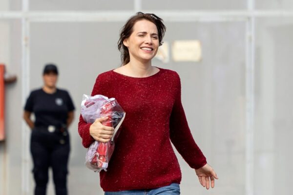 Adriana deixa prisão após seis anos em Quem Ama Cuida
