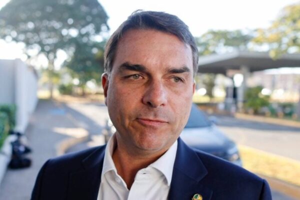 Flávio Bolsonaro propõe pausa em tarifas dos EUA