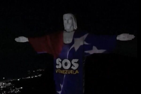Cristo Redentor exibe homenagem às vítimas da Venezuela