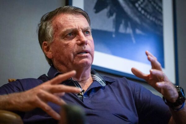 Defesa de Jair Bolsonaro renuncia à posse de pistola