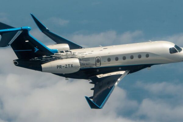 Embraer entrega 65 aeronaves e amplia produção global