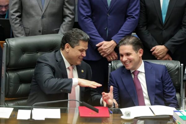 Davi Alcolumbre e Hugo Motta enfrentam alta rejeição popular