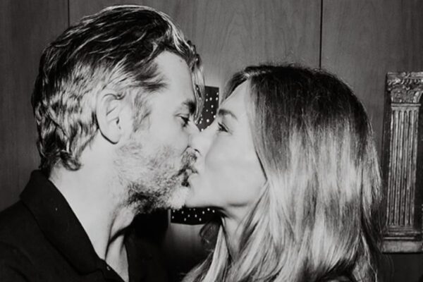 Jennifer Aniston compartilha registro com Jim Curtis