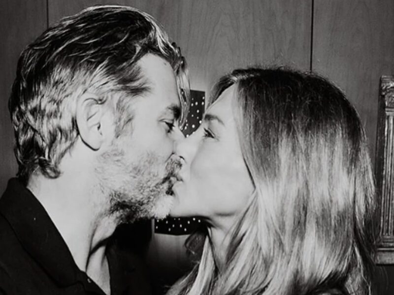 Jennifer Aniston compartilha registro com Jim Curtis