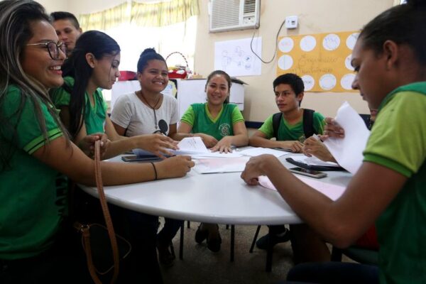 Estudantes nascidos em setembro e outubro recebem Pé-de-Meia