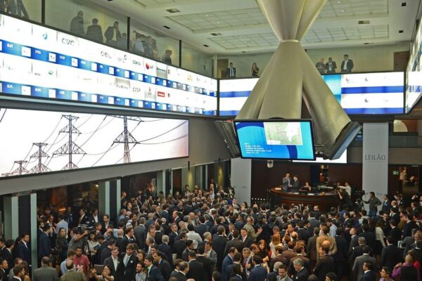 Ibovespa atinge 174 mil pontos com expectativa de juros