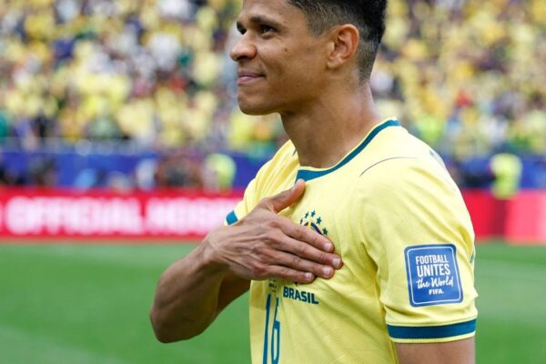 Douglas Santos reforça defesa do Brasil na Copa