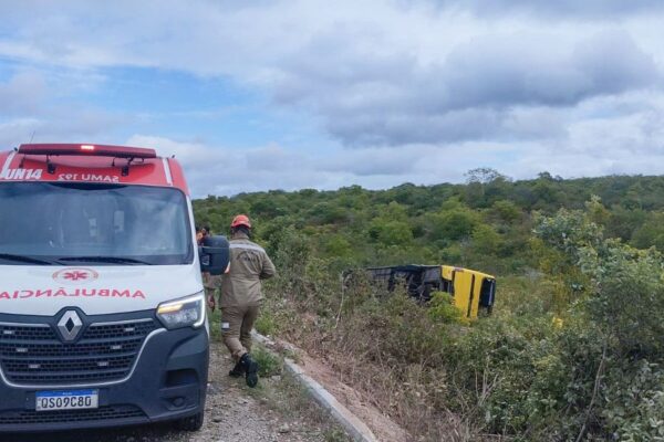 Acidente com ônibus de romeiros deixa dois mortos no Ceará