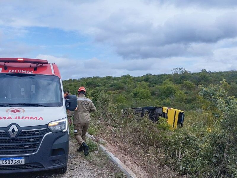 Acidente com ônibus de romeiros deixa dois mortos no Ceará