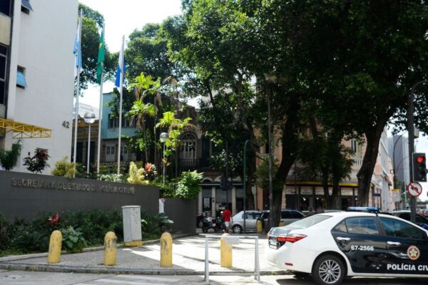 Agentes fecham biqueira de combustível em Duque de Caxias