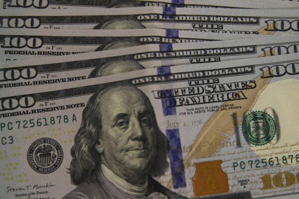 Dólar fecha em R$ 5,13 com alta de commodities