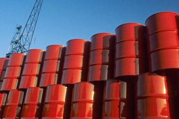 Petróleo dispara após ataques dos EUA ao Irã
