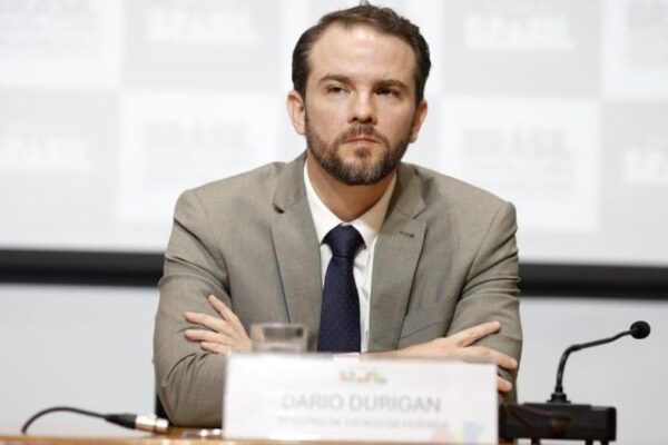 Dario Durigan adia retirada de subsídio da gasolina