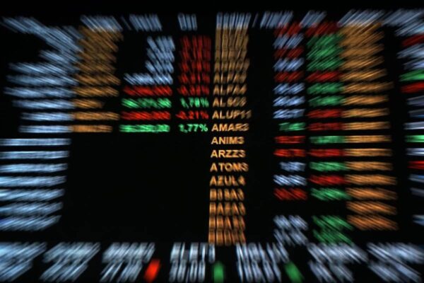 Ibovespa recua com expectativa sobre emprego nos EUA