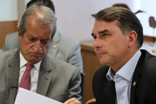 Flávio Bolsonaro critica bloqueio de bens de Valdemar Costa Neto