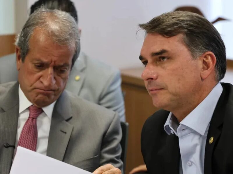 Flávio Bolsonaro critica bloqueio de bens de Valdemar Costa Neto