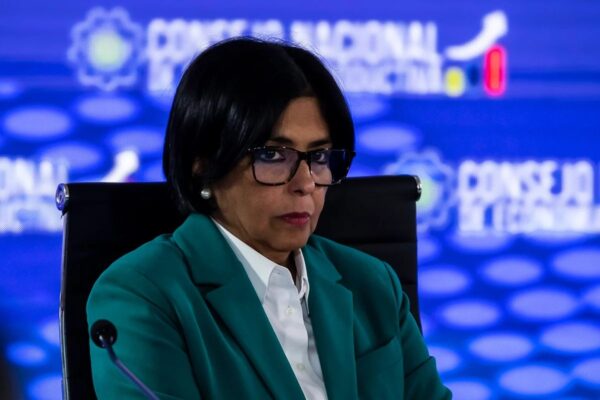 Delcy Rodríguez recusa plano de reconstrução de Abelardo de la Espriella