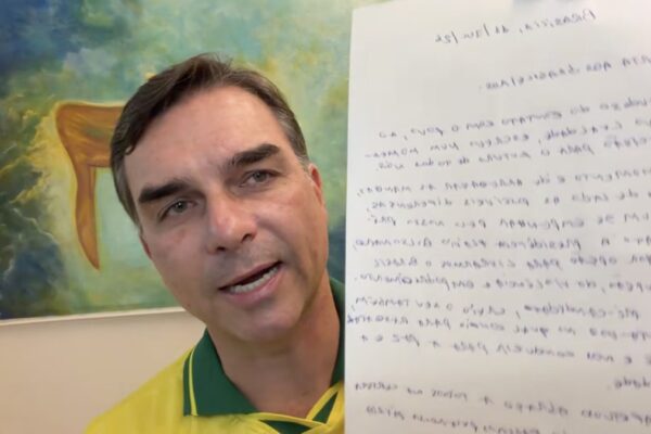 Flávio Bolsonaro erra cálculo sobre taxação da carne