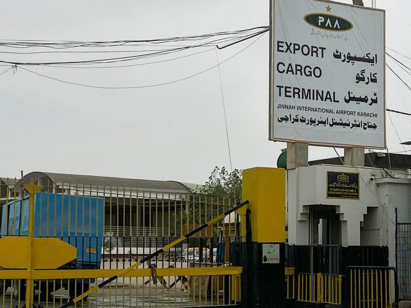 Destroços de Boeing 737 da K2 Airways surgem no mar