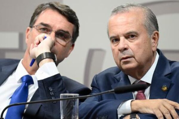os-senadores-flavio-bolsonaro-pl-rj-e-rogerio-marinho-pl-rn-1773089107425_v2_615x300